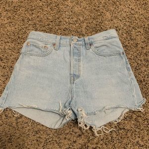 Levi’ Wedgie shorts